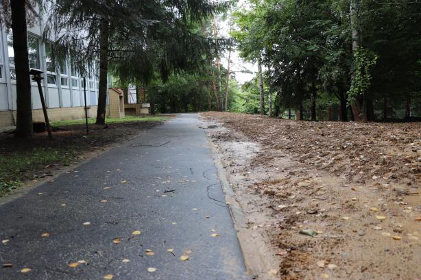 Areál školy po oprave kanalizačného potrubia