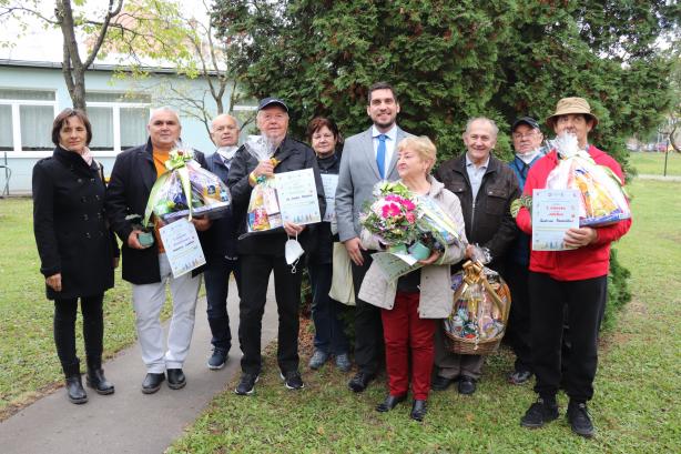 Víťazi na spoločnej fotografii