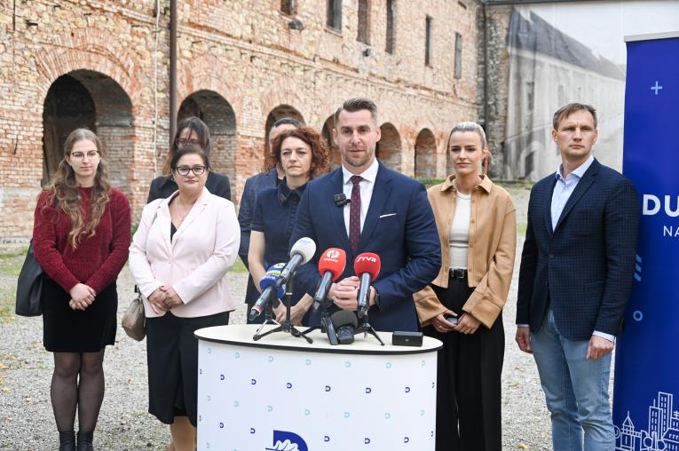 Peter Wolf, primátor mesta Dubnica nad Váhom, na tlačovej konferencii k rekonštrukcii kaštieľa 