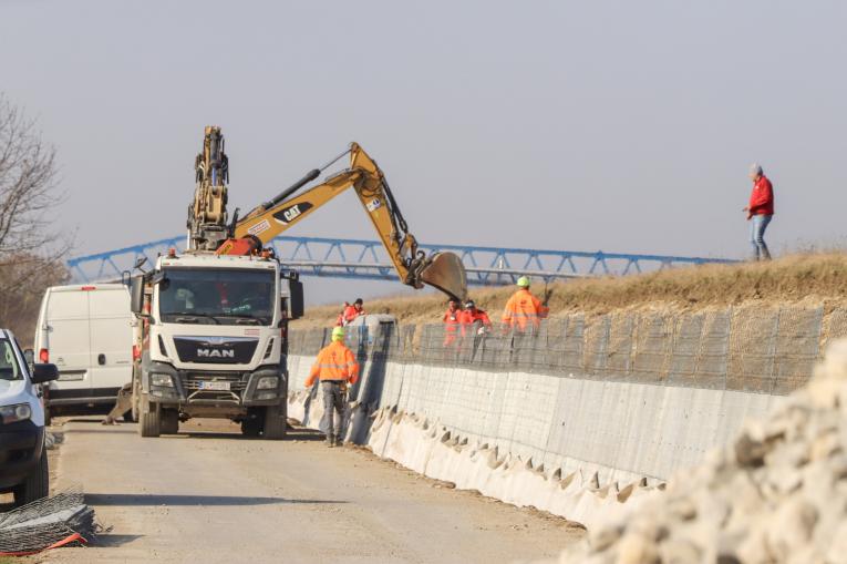 Oporné giónové múry na cyklotrase Dubnica nad Váhom - Ladce 