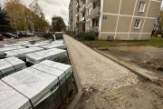 Samospráva opravuje poškodené chodníky pri dvoch bytových domoch