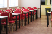 Mesto zakúpilo nové stoličky a stoly do centra neziskových organizácií a spoločenského domu v Prejte
