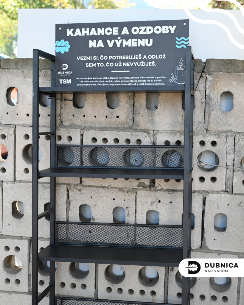 Dajme kahancom, sviečkam a vencom druhú šancu. Na cintorínoch pribudli regále na ich opätovné použitie